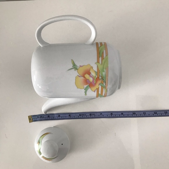 Vintage Teapot with Floral Motif Made in Japan - Picture 8 of 10